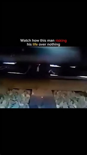 @trolls_ed1ts on Instagram: "Follow for More 🗿💀 O Brasil está explorando uma tecnologia incrível: pisos piezoelétricos que transformam passos em eletricidade. Esses pisos capturam a energia cinética gerada quando você caminha. Cada passo aplica pressão, fazendo a superfície se flexionar levemente e criar tensão mecânica. Dentro do piso, materiais piezoelétricos convertem essa tensão em energia elétrica. Em locais movimentados como estádios de futebol, metrôs e ruas do Rio de Janeiro, milhões d