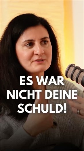 Léon Heimann on Instagram: "Warum du aufhören darfst, dir selbst die Schuld zu geben 👆 Wenn wir lange genug hören, dass wir „zu viel“, „zu langsam“, „zu unkonzentriert“ oder „nicht gut genug“ sind, beginnt etwas Gefährliches: Wir glauben es. Und tragen diese Stimmen als Zweifel, Angst und Misstrauen mit uns ins Erwachsenenleben. Dr. Aylin Thiel, Psychotherapeutin, erklärt, warum Heilung dort beginnt, wo wir begreifen: Das, was passiert ist, war schlimm – und es war nicht unsere Schuld. Auch dan
