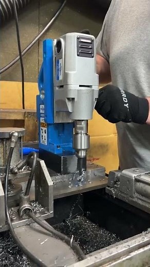 Hougen Mag Drill with a Drill Chuck