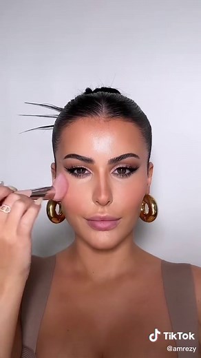 Get ready with me featuring my @prettylittlething x amrezy collection! Started off by applying “BEAUTE” cream blush, then “STAR” liquid highlighter. One very important tip to keep in mind when using the highlighter is to mix it with a beauty oil, since the highlighter dries really fast the oil will provide extra hydration & ample time to blend without product drying too fast. Another tip is set your makeup with powder after applying the blush & highlighter. Last step is the lip combo which is so