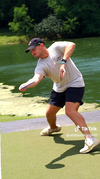 Hunter Thomas: Ace Run Over Water in Disc Golf