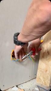287K views · 1K reactions | Installation d’une double prise encastrée ✌⚡️ • Dans la vidéo j’utilise des boîtiers Legrand et la Sf6 & Smt6 de chez @hiltibelux  • Pour les connexions électrique des wago de chez @wago_contact et des prises provenant de chez @niko.europe ! Voila tu sais tout  • Et toi tu fais comment ? #electrician #electricity #electricien | L’électricien | Facebook