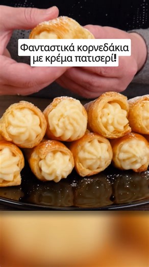 Χρυσές Συνταγές on Instagram: "Φανταστικά κορνεδάκια με κρέμα πατισερί! Ένα ξεχωριστό κέρασμα για τους καλεσμένους σας! Υλικά 500 ml γάλα 50 γρ κορν φλάουρ 2 αυγά 150 γρ ζάχαρη 2 βανίλιες 1 φύλλο σφολιάτας 1 αυγό Εκτέλεση Ξεκινάμε φτιάχνοντας την κρέμα μας. Σε ένα μπολ, αναμειγνύουμε το γάλα με το κορν φλάουρ και τα αυγά. Έπειτα, σε ένα κατσαρολάκι βάζουμε την ζάχαρη, σουρώνουμε το γάλα και ανακατεύουμε σε μέτρια φωτιά μέχρι το μείγμα να γίνει κρέμα. Κατεβάζουμε το κατσαρολάκι από την φωτιά και 