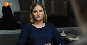 In einer Unterführung wird Rechtsmedizinerin Heike Opfer einer Vergewaltigung. War sie ein Zufalls-Opfer oder hat der Täter es gezielt auf sie abgesehen? Ab heute acht neue Folgen von "Die Chefin" um 20:15 Uhr. | ZDF