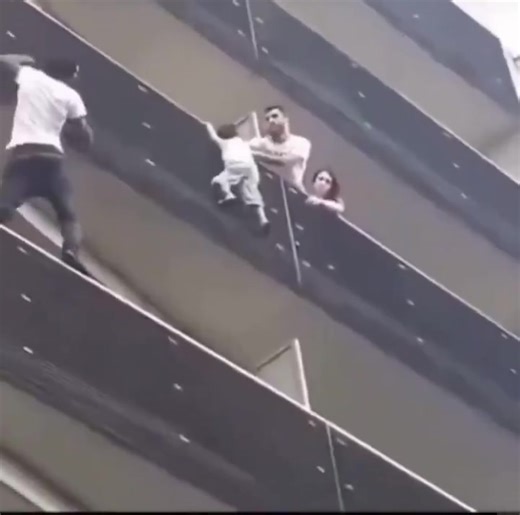 The man didn’t hesitate for a second to climb several floors to save the life of the little boy. Press for sound | Tommy Robson