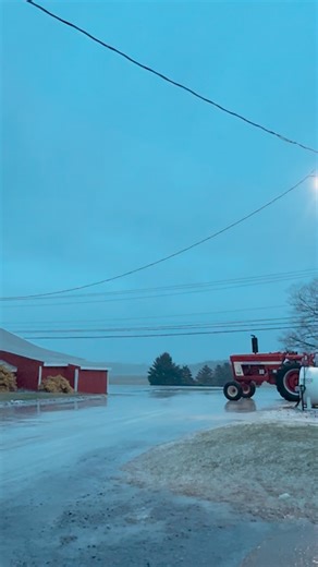 Farming is a 365 day job, holidays included! So is trucking-we’re thankful for the truck drivers that get our milk from the fam every day no matter the day or the weather! | Reyncrest Farm