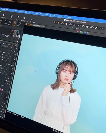 山崎 怜奈｜Rena YAMAZAKI on Instagram: "🎧 TOKYO FM「山崎怜奈の誰かに話したかったこと。」 番組初のイベント、 #ダレハナ夏祭り まであと4日…！！ ということでここからは色々と小出しにしながら 当日までカウントダウンしていきます。 まずはグッズにも使われている素材のオフショット！ TOKYO FMタイムテーブルの表紙撮影で別パターンとして撮ってもらっていたのですが、それも半年以上前…😶 3年間ホームページやステッカーに使われ続けてきた 旧写真もかなり思い出深いのですが、 新写真が盛れていて周りも絶賛してくれるので 全部こちらに変えていただきたい気もするし(笑)、 番組も長く続けられたら良いなと思っております。 #ダレハナ"