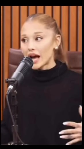 Luise | Vocalcoach | Sängerin | Logopädin on Instagram: "Vielleicht überrascht dich das, aber Ariana Grande ist nicht einfach mit einer perfekten Stimme geboren. Die Wahrheit? 🎤 Ihre beeindruckenden Riffs ist die Anwendung einer bestimmten Technik. 🎤 Ihren Stimmumfang hat sie Stück für Stück erweitert. 🎤 Und ihre Whistle Notes sind das Ergebnis von gezieltem Training. Ariana arbietet schon jahrelang mit Vocalcoaches. Und sie hat nie aufgehört ihre Stimme weiterzuentwickeln. Sie übt, trainier