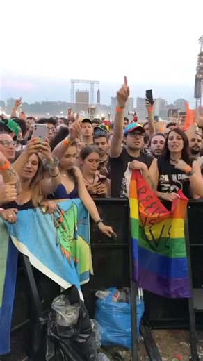 Green Day Crowd Singing Bohemian Rhapsody ( Idays Milano #greenday Concert) (Credit to Henry Ruggeri) | I love Queen forever
