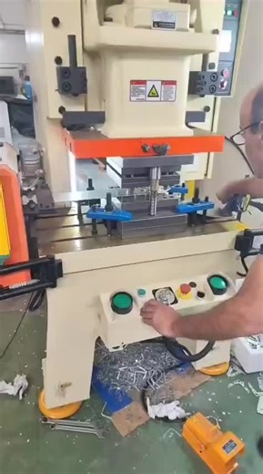 Making Galvanized Steel Angle Bar with Press Machine
