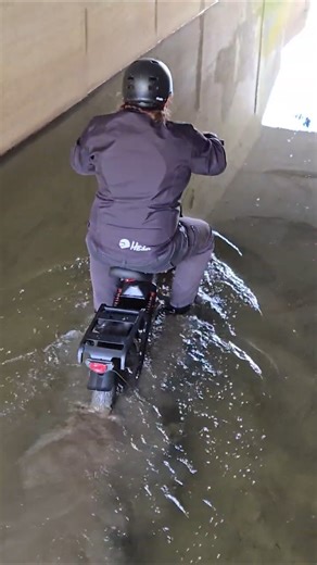 We crossed a FLOODED road on our bikes… BIG MISTAKE 😱