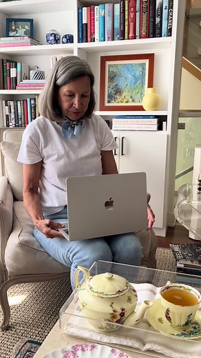 A very special tea time as I am celebrating the launch of my blog! Momentsofjane.com 😊 you can find the recipe for the rhubarb pie there, among others. I hope you like it!