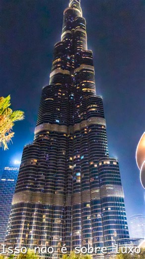 Fotografia a afins on Instagram: "Dubai não é apenas brilho, arranha-céus ou exagero. É contraste. É tradição convivendo com vidro e aço. É espiritualidade cercada por ambição. É escala que desafia o olhar. Entre o deserto e o impossível, nasce uma cidade que decidiu crescer para cima — e nunca parar. 📍 Dubai, Emirados Árabes Unidos 📷 Sandra Sayonara Photography #Dubai #BurjKhalifa #DubaiFountain #DubaiSkyline #Arquitetura Cityscape FotografiaDeViagem TravelPhotography ArquiteturaModerna Middl