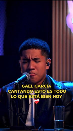 A veces solo necesitas una canción que te regrese a un lugar específico. 🎧✨ Ver a Gael García interpretando 'Igual que ayer' con tanto sentimiento es el recordatorio de que las letras clásicas nunca mueren, solo se transforman. ¿Quién más se siente identificado con esta versión? Los leo en los comentarios. 👇💔