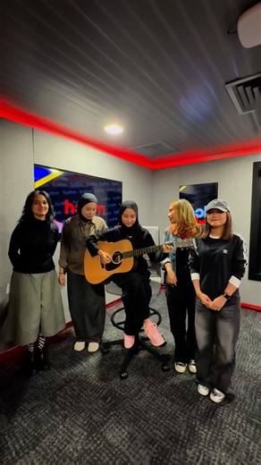 Semangat Ayu dan Rijeu malam ni, berjiwa Hari Kebangsaan ! 🇲🇾💪🏻 Bangga habis dengar lagu Tanggal 31 ni. Sebab memang setiap tahun kita akan nyanyikan, dan terharu dengan keamanan, keharmonian di Malaysia. Apa pun, kita boleh jadikan Malaysia lebih baik untuk hari esok ❤️ #HotFMNo1 #HotFM #HotFlix #YangHangatDanTerbaik #RadioNo1 #KJjadiDJ | Hot FM