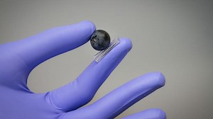 Stanford engineers develop electronic glove that give robots human touch