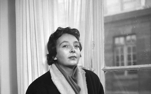 Marguerite Duras de son vrai nom Marguerite Donnadieu est une femme de lettres, dramaturge, scénariste et réalisatrice française né le 4 avril 1914 et morte le 3 mars 1996 à Paris. Elle a écrit L’Amant, Hiroshima mon amour ou encore Les yeux bleus, cheveux noirs. Allons à la découverte de cette autrice à travers cette petite vidéo qui mettra en avant les événements les plus marquants de sa vie. N’hésitez pas à nous dire quelle est l’œuvre qui vous a le plus marquée. مارغريت دوراس ، من اسمها الحق