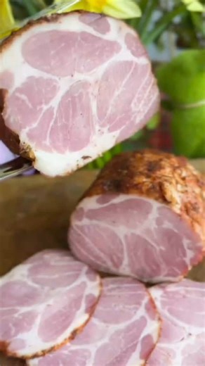 Receta Bondiola Ahumada En casa sin complicaciones 🔪Esta recta sirve para hacer cualquier fiambre Ahumado Jamón, pastrami, lomo, panceta Es muy fácil ideal para quienes viven en grandes ciudades 🔪Ingredientes Una bondiola de más o menos 2 kg Sal 20g por kilo Azúcar 5 g por kilo Sal de cura 0.5 g por kilo Humo en polvo o líquido Ajo Pimentón Pimienta negra Especias a gusto 🔪Procedimiento Mezclamos la sal, el.azucar y la sal de cura y frotamos muy bien la pieza pinchando c9n un tenedor hasta q