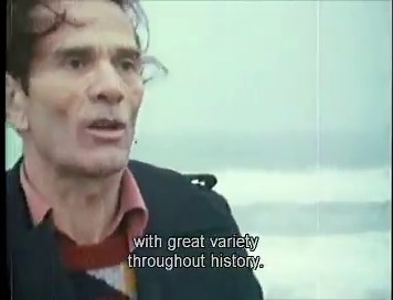 Pasolini - La città metafisica. Eccoci di fronte alla struttura, alla forma, al profilo di un'altra città immersa in una specie di grigia luce lagunare, benché intorno ci sia una stupenda macchia mediterranea. Si tratta di Sabaudia. Quanto abbiamo riso noi intellettuali sull'architettura del regime, sulle città come Sabaudia. Eppure adesso osservando questa città proviamo una sensazione assolutamente inaspettata. La sua architettura non ha niente di irreale, di ridicolo. Il passare degli anni ha