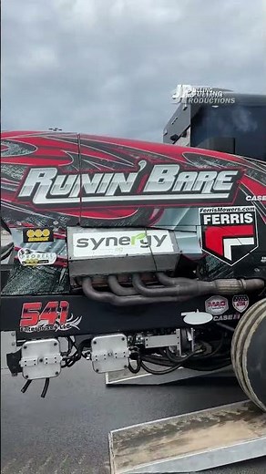 Jeff Hirt unloading his V8 Unlimited Super Stock pulling tractor “Runin’ Bare” - #Tractor #Turbo