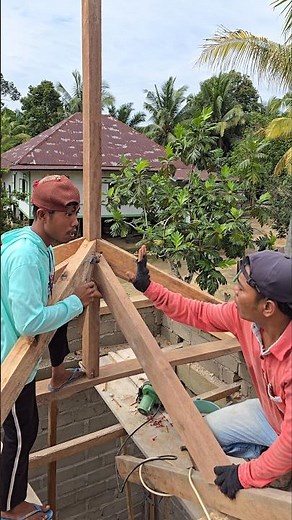 the master builder teaches his subordinates how to install the house trusses #woodworking #wood