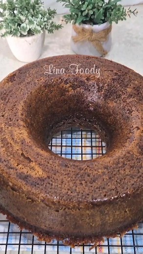 569K views · 2.1K reactions | Bolu Karamel Sarang Semut 4 Telur resep: - 400 g gula pasir - 500 ml air panas - 100 g margarin - 4 butir telur - 2 saset skm - ½ sdt pasta vanila - 150 g tepung terigu - 150 g tepung tapioka - 1 sdt baking powder - 1 sdt baking soda #bolukaramel #bolusarangsemut #resep #bolujadul #linafoody | Lina Foody | Facebook