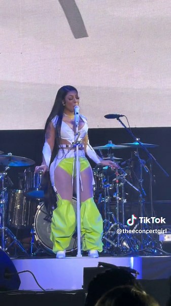 K Michelle Always Shines with Her On-Stage Mic Skills