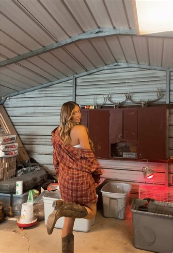 Chels_fishing (@chels_fishing)’s videos with Little Spouse - Taylor Demp