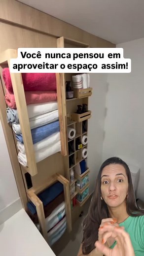 Mislene Antunes - Dicas Práticas on Instagram: "Você já pensou em aproveitar o espaço do seu banheiro assim? Antes, o banheiro tinha uma porta tradicional, que ocupava muito espaço e dificultava a mobilidade. Ao trocar por uma porta de correr, tudo mudou: o ambiente ficou mais funcional e prático. E o melhor? A parte interna da porta foi transformada em um toalheiro com porta-utensílios, deixando o banheiro muito mais organizado! #banheiro #portadecorrer #dicas #donadecasareal #dicascasapratica 
