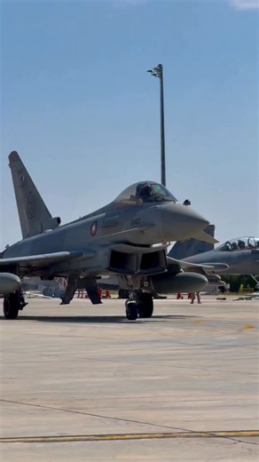 Türkiye, Eurofighter Typhoon Tedarikinde En Az 44 Uçağı Garanti Altına Aldı Türkiye’nin Eurofighter Typhoon savaş uçağı tedarik programı kapsamında en az 44 uçağı garanti altına aldığı, devam eden görüşmelere bağlı olarak bu sayının 56’ya kadar çıkabileceği bildirildi. TurDef’in haberine göre programın temelini, hükümetler arası üretim anlaşması kapsamında tedarik edilmesi planlanan 20 adet yeni üretim Eurofighter Typhoon oluşturuyor. Bu uçakların doğrudan üretim hattından teslim edilmesi ve Tür