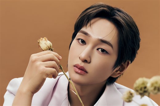 Watch: SHINee's Onew Reveals New Solo Light Stick | Soompi