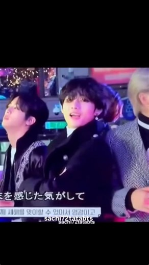 Sachi on Instagram: "🎥12/31 23:48 2026年を目前にしたタイミングでナムさんが自宅からweverseライブをスタート。 ところが7人全員の姿が😳 思わぬBTS完全体でのカウントダウンWラ BTSと共に2026年を迎える瞬間を共有できました。 思いがけないサプライズと共に訪れた最高の瞬間！ 🐨今回はナムさんのスマホで配信していたため、途中でスマホに配達通知が表示されます。 それを見たメンバーたちが笑いながら 「何を頼んだんだよ」とツッコミを入れると、ジンさんが「🐹メンバーたちのために炭酸水を買ってくれたんだよ」と説明！すると一転！メンバーたちは「えっ…優しい」と一斉に態度を変えるギャップを見せてくれる変わらぬ一幕も！ 「🐿️みんなにとって今年はどんな一年だった？」 「🐥僕はゆっくり感じたな」 「🐨僕にとっては、今年は本当に大変だった」 「🐱僕はロスでみんなと一緒にいた時が楽しかったよ」と率直な意見を次々と答えます。 「🐿️長く感じた人もいると思うけど、僕にとっては結構短かった、スケジュールが本当にたくさんあったからね」 「🐰ツアーもあ