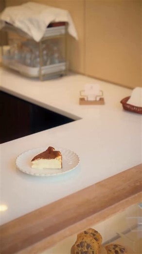立志打造全台最動人的巴斯克乳酪蛋糕。 歷時 8 個月研發、7 種乳酪盲測，只為那一口最完美的綿密。 「最好吃」，不是口號，而是 Aunt Stella 對甜蜜的承諾。 ☕ Aunt Stella Café 同步販售 📍忠孝 SOGO / 復興 SOGO / 大葉高島屋 / 新竹遠東巨城 New Basque Cheesecake is Out We set out to craft Taiwan’s most irresistible Basque cheesecake. 8 months of trials and 7 blind-tested cheeses, every step for that one perfect bite. “The best” isn’t a slogan. It’s Aunt Stella’s promise of love in every slice. ☕ Now available at Aunt Stella Café 📍Zhongxiao SOGO / Fuxing SOGO / Takashimaya / Hsinchu Big Ci