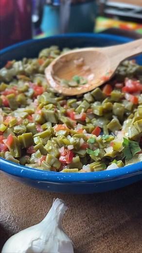 Nopalitos a La Mexicana! From start to finish! Prepared and shot this simple recipe this afternoon for the second cookbook. I feel lost when I can’t find fresh Nopalitos. I always have a jar in reserve, but it’s not quite the same. I am leaving the instructions on how I cook the the fresh Nopalitos before using them in my recipes. Hope you are enjoying your evening.❤️ #Nopalitos #mexicanfood | La Piña En La Cocina