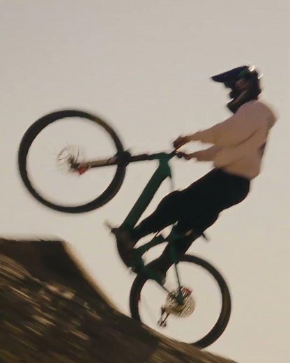 Vero Sandler shredding with the Santa Cruz Bullit