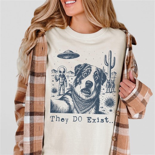 Australian Shepherd Selfie Alien Encounter, Funny UFO Western Dog Tee, 90s Retro Cowboy Dog, Desert Alien Shirt - Etsy
