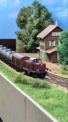 We've assembled the custom-made modules, designed and produced by @demodelbouwloods 😃. Our trains can finally run on the demo layout! - - - #modelrailway #h0scale #modelleisenbahn #wirmodellbahner #modellismoferroviario #modelspoorbaan #modeltrains | Modelrailway187