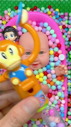 Bathing the doll is so much fun! Colorful candy beads and surprise toys.
