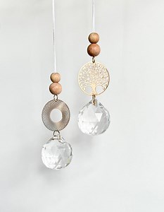 Schlichter Sonnenfänger, Suncatcher mit Messinganhängern in roségold sowie Holzkugeln,Sonnenkristall,Lichtbrecher, Fensterdeko zum hängen - Etsy.de