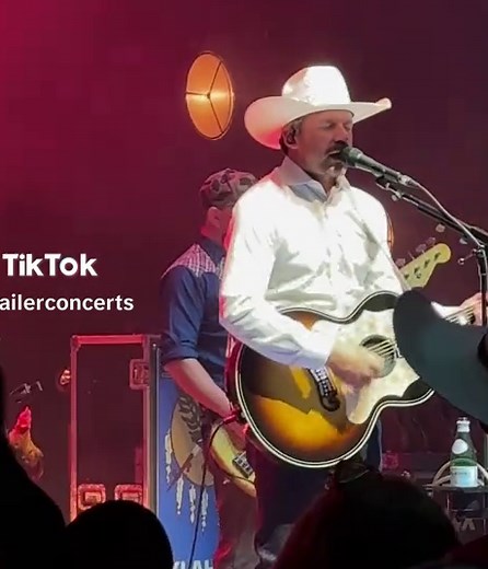 Turnpike Troubadours live concert in Michigan