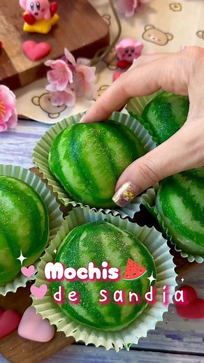 🍉MOCHIS DE SANDÍA🌸 @burpee_vet⁣ 🍉 Siempre que publico una receta de mochis hay gente retándome para que haga más sabores, y el de sandía me llamó mucho la atención, porque nunca he visto un mochi de sandía (y menos que encima parezca una sandía🤭) así que decidí ponerme manos a la obra y este es el resultado. ¿Te gusta? ⁣ 🍉INGREDIENTES ➖100 gr de harina de arroz glutinoso (NO SE PUEDE SUSTITUIR) ➖ 35 gr de maicena ➖ 6 gr de endulzante yummy ( o 60 gr de eritritol o azúcar) ➖ 180 ml de leche 