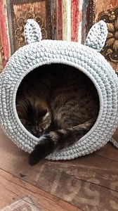 Udostępniam autorski wzór na domek dla kota 😻 Wiele osób prosiło mnie o instrukcje do zrobienia domku dla kota - przygotowałam opis wraz z wieloma zdjęciami. Koszt zakupu instrukcji to tylko 20 zł. Uwaga!!! Instrukcja przeznaczona jest dla osób umiejących szydełkować. Dla nowicjuszy może być trudne do wykonania chociaż w swojej ofercie mamy również warsztaty szydełkowania dla początkujących. Zainteresowane osoby proszę o kontakt pod postem lub na priv.￼ | AlexandraFactory