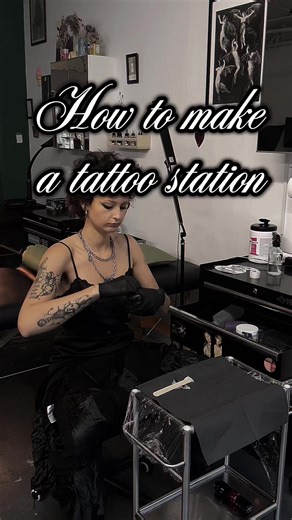 Setting up a tattoo station is one of the most important steps in ensuring both you and your client stay safe during the tattooing process 🩸✨ Hygiene is absolutely non-negotiable in tattooing. If you’re an aspiring tattoo artist, I highly recommend taking a bloodborne pathogen seminar to learn the proper techniques, products, and practices needed to create a sterile environment. Knowing how to set up your station correctly isn’t just about following steps—it’s about protecting your health and y