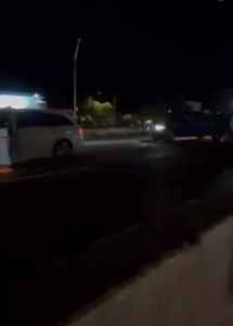 VIDEO: Mujer conduce en contra del tránsito en expreso Baldorioty De Castro. Si no hubiese sido por ciudadanos comprometidos que hicieron hasta lo imposible para detener a la señora, era muy probable que ocurriera una tragedia. #LosBuenosSomosMás Vía LUZ TATA RIVERA: “Esto fue un momento horrible. Sepan que comencé a grabar tarde porque veníamos tocándole bocina hacia mucho rato. Esto fue por la Baldorioty de San Juan a Carolina a CNN las 9:00 de la noche. La Sra es mayor, no tenía el cinturón, 