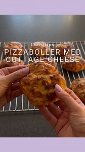 Pizzaboller med cottage cheese 🍕 Disse ble utroooolig gode, og er helt gull å ha med seg i matpakka! Oppskriften ga meg 9 boller (tips, trykk de litt mer flate enn hva jeg gjorde, da steker de raskere) 400 g mager cottage cheese (1 boks) 3 egg 150 g hvetemel 1 ts bakepulver Krydder (jeg brukte oregano og paprika) 1 pk smårettsskinke 80 g revet lettost - bland sammen egg og cottage cheese og miks til jevn røre - Ha i resten av ingrediensene og miks godt sammen - Lag flate boller på bakebrett - S