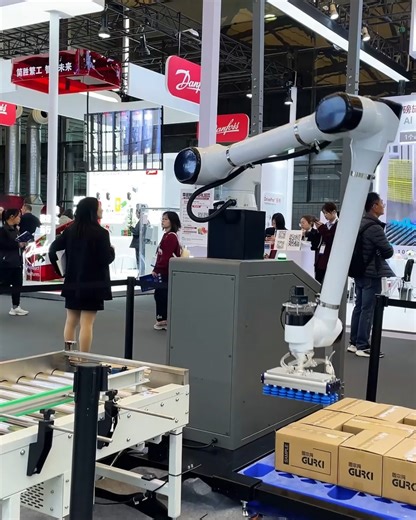 The system adopts a modular mechanical design, which can quickly adjust the clamping mechanism and stacking mode according to product specifications, and flexibly cope with various packaging forms such as boxes, bags, and cans.#robot #exhibition #machines | Shenzhen Gurki Packaging Machine Co., Ltd.