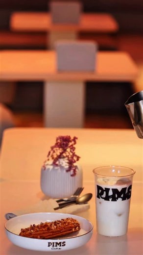 @pimstea.caucasus on Instagram: "Вильветовый латте дружит со всеми🫶🏻 Особенно с нашими десертами PIMS cake"