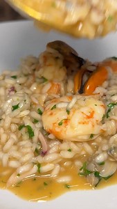 Risotto ai frutti di mare | Ricetta classica Ingredienti: - 150 g di riso arborio - 500 g di cozze - 400 g di lupini - 2 totani - 10 gamberi/ mazzancolle - Olio - Aglio - Prezzemolo - 1 bicchiere di vino bianco ⏳Tempo di preparazione 40 min . *********** Lasciami un ♥️ se ti è piaciuta la ricetta e commenta se vuoi vederne altre 😍! #ricettefacili #ricetteitaliane #ricetteveloci #risotto #risottoaifruttidimare | Francimontinaro
