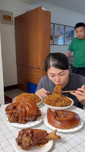 香菇辣酱与桑葚粉推荐：下饭必备的家常分享