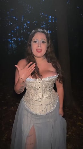 cris on Instagram: "Corpse Bride 💙 - - - - #halloweencostume #hotgirlhalloween #corpsebride #cosplay #corpsebridecosplay #curvygirl"